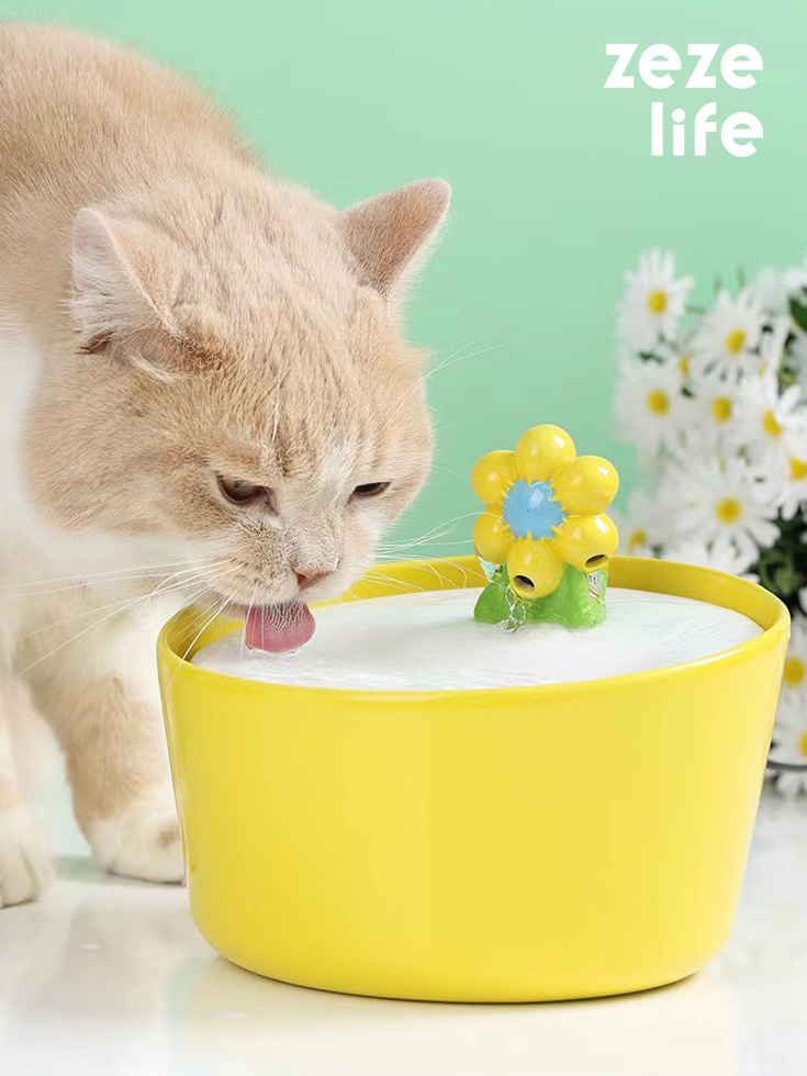Fuente de agua de gato de flor amarilla